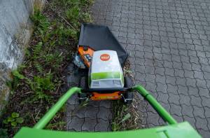AS 30 E-WeedHex AP in action, brushing/removing weed on cobblestone